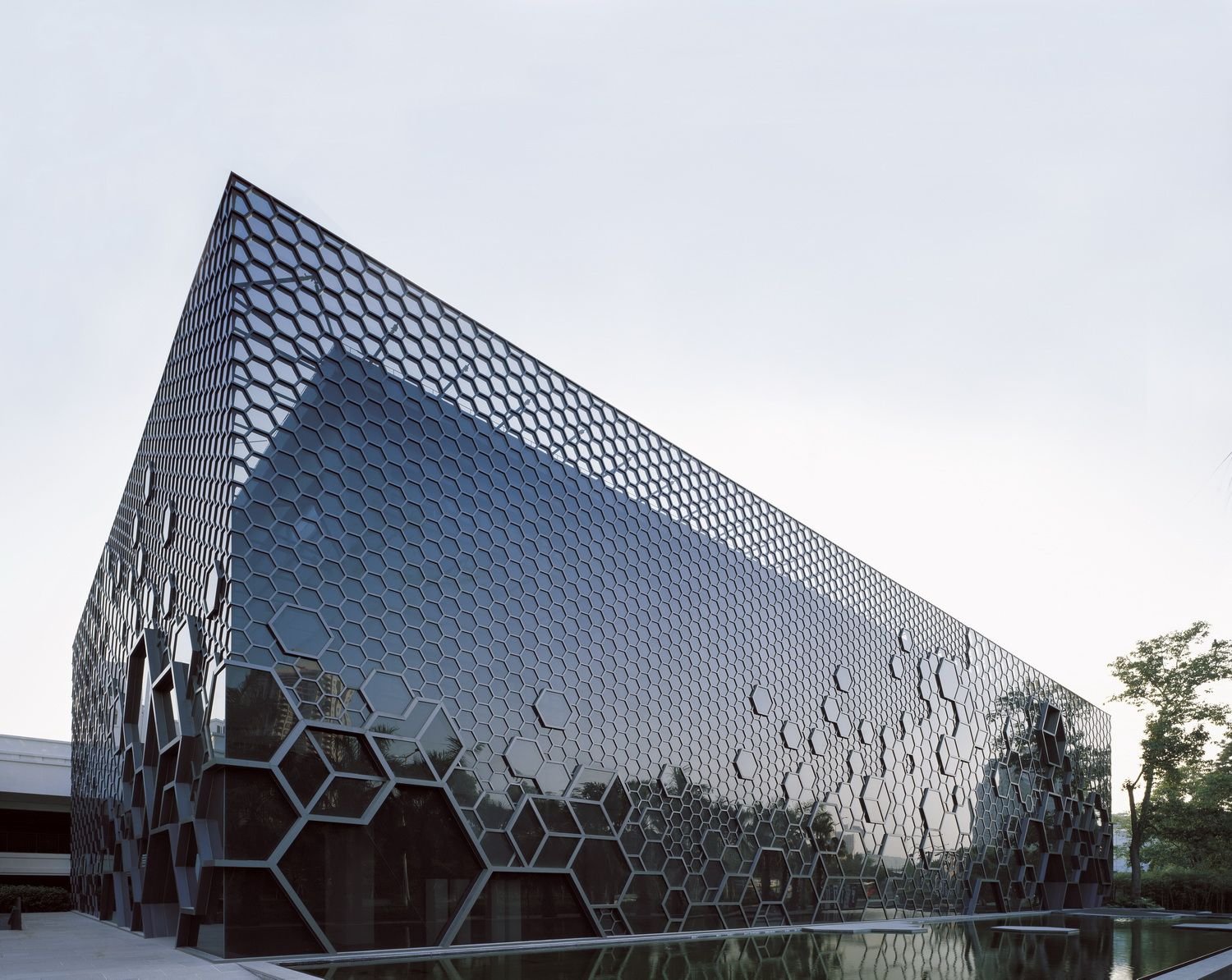 Olti burchakli kompozit panel binosi