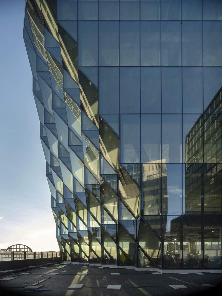 Zamonaviy biznes markaz oynali fasadi