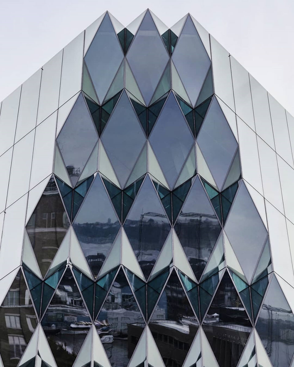 Noyob dizayndagi oynali fasad tizimi