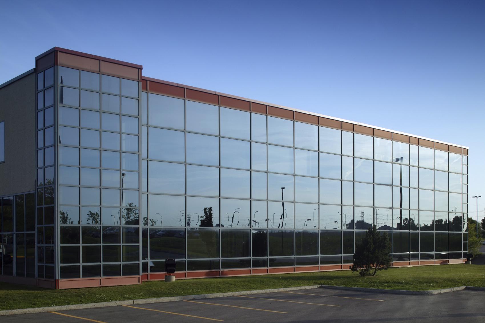 Katta savdo markazlari uchun oynali fasad