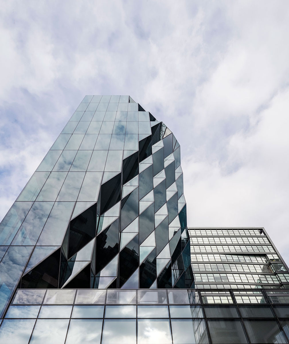 Zamonaviy zigzag naqshli oynali fasad